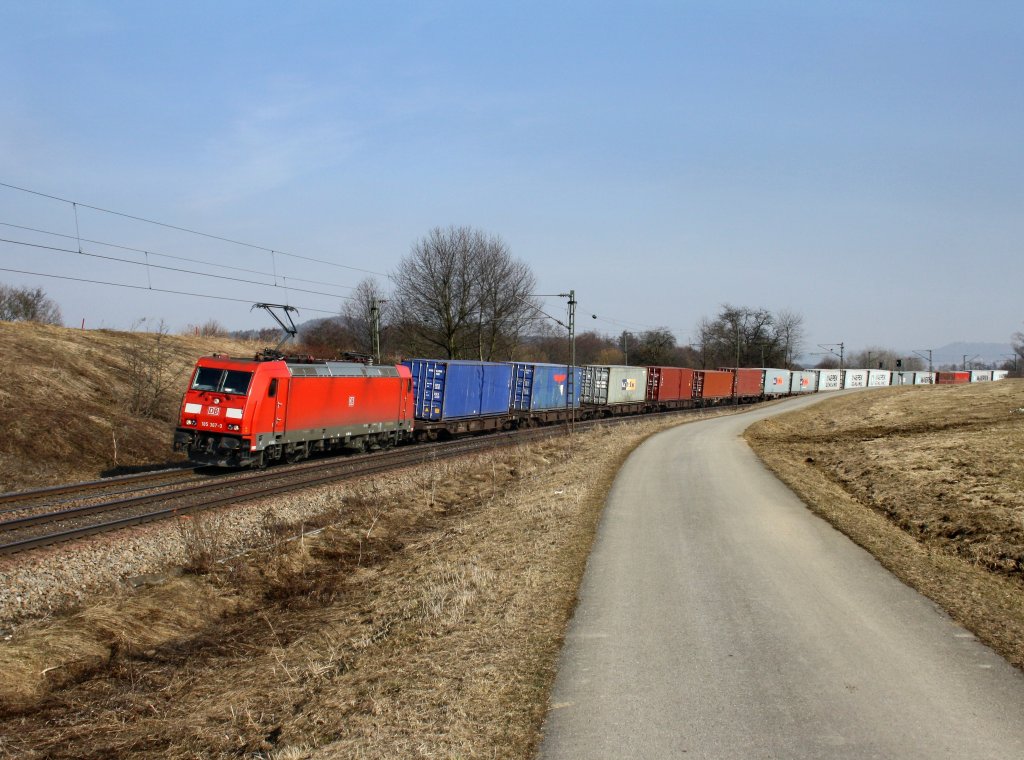 Die 185 367 mit einem Containerzug am 05.03.2011 unterwegs bei Plling.