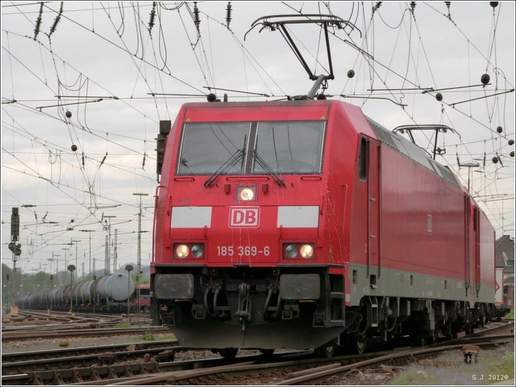 Die 185 369-6 mit ihrer Schwesterlok im Schlepptau abgelichtet in Aachen West 
am 29.April 2012.