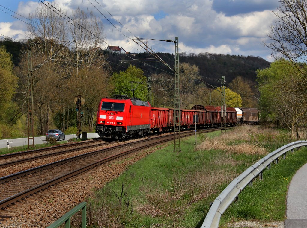 Die 185 370 mit einem Gterzug am 21.04.2012 unterwegs bei Pleinting.