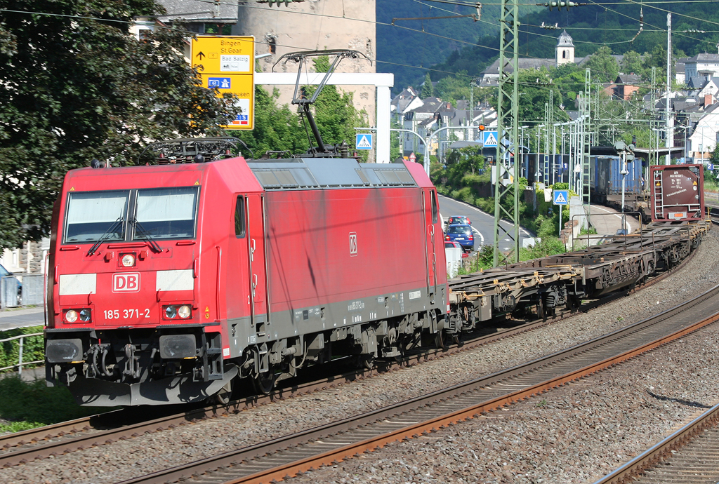 Die 185 371-2 zieht einen Gz durch Boppard HBF am 05.06.2010