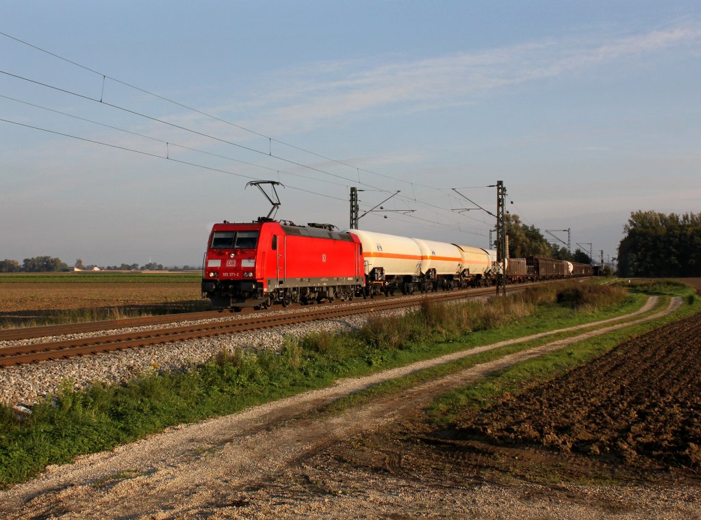 Die 185 371 mit einem Gterzug am 10.10.2012 unterwegs bei Langenisarhofen.