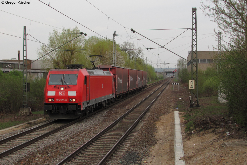Die 185 373-8 mit gerade mal 4 Gterwagen am 04.04.2012 bei Karlsdorf. Das Bild entstand legal vom Bahnsteigende.