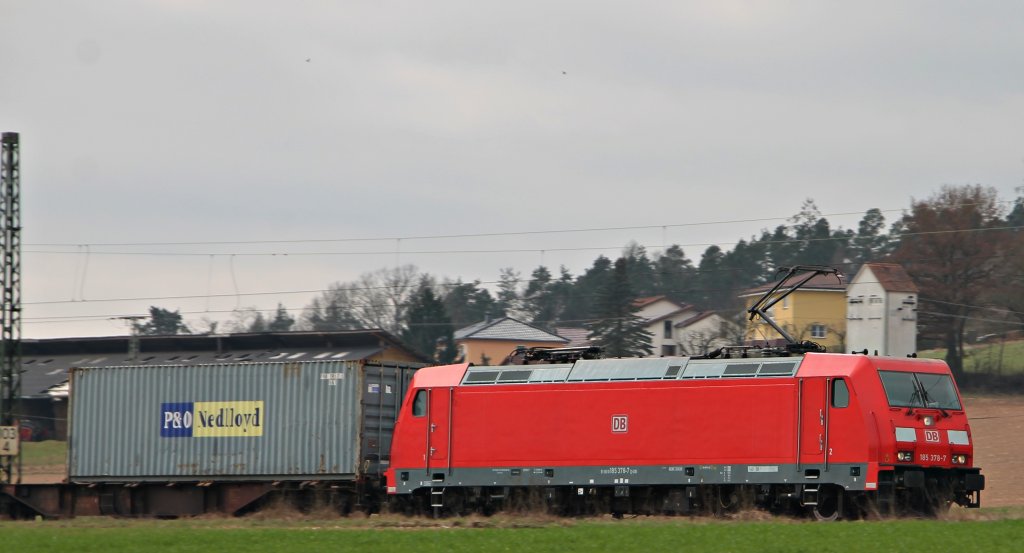 Die 185 378 bei Fulda am 2.4.2012.