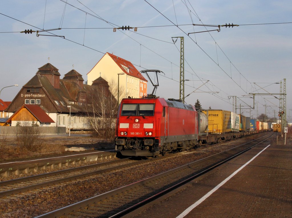 Die 185 381 am 12.03.2011 mit einem KLV-Zug bei der Durchfahrt in Obertraubling. 