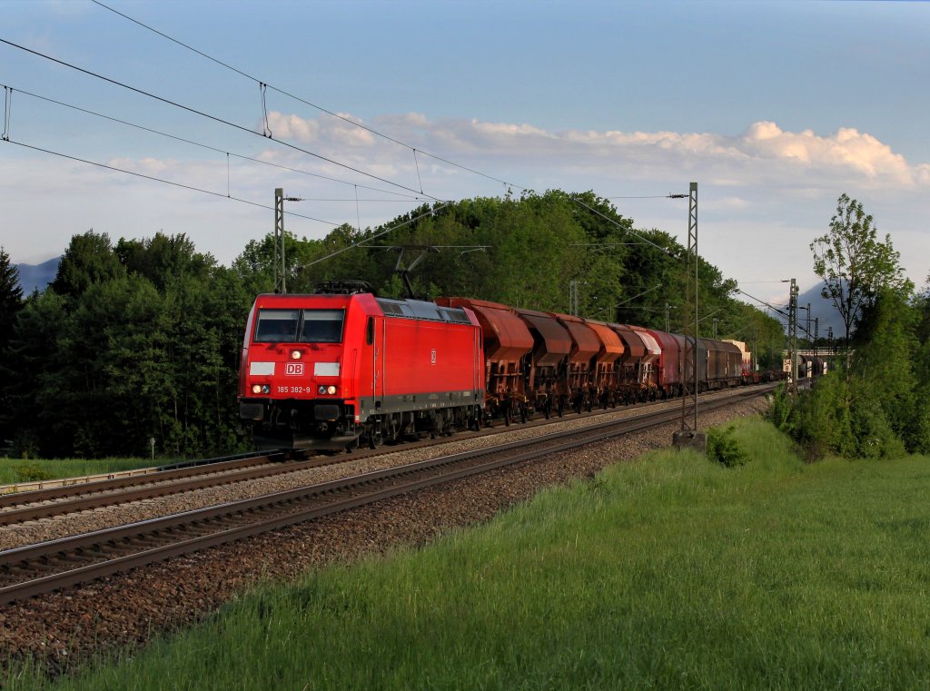 Die 185 382 mit einem Gterzug am 19.05.2012 unterwegs bei Hilperting.
