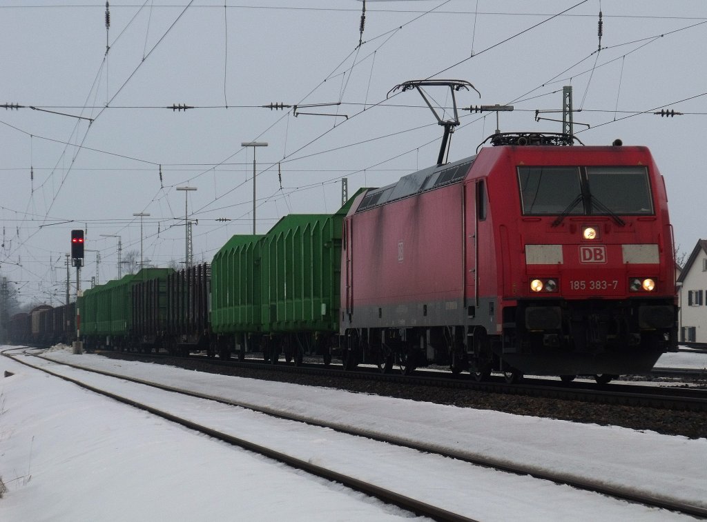 Die 185 383 mit leeren Holzw�gen(?) in Mangolding am kalten 18.02.2010