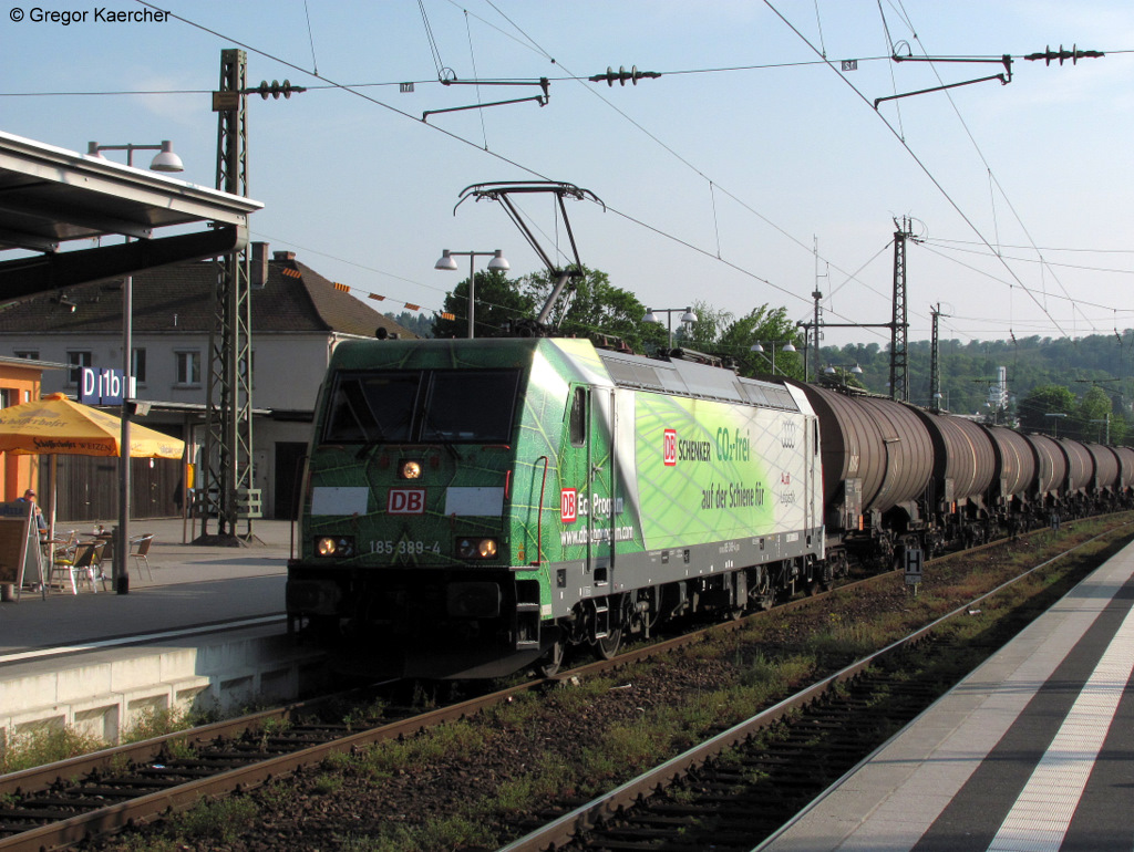 Die 185 389-4  CO2-frei auf der Schiene mit DB Schenker  passierte am 28.04.2011 mit gerade mal 8 Kesselwagen am Haken den Bahnhof Bruchsal. Mein erstes Bild von dieser Werbelok.