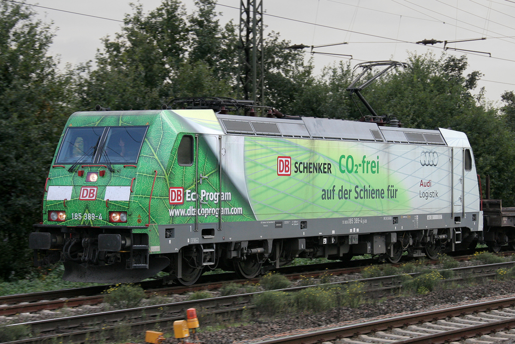Die 185 389-4 zieht einen Leerzug durch Duisburg Neudorf am 23.09.2011
