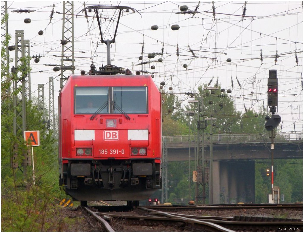 Die 185 391-0 rangiert in Aachen West am 4.Mai 2012.