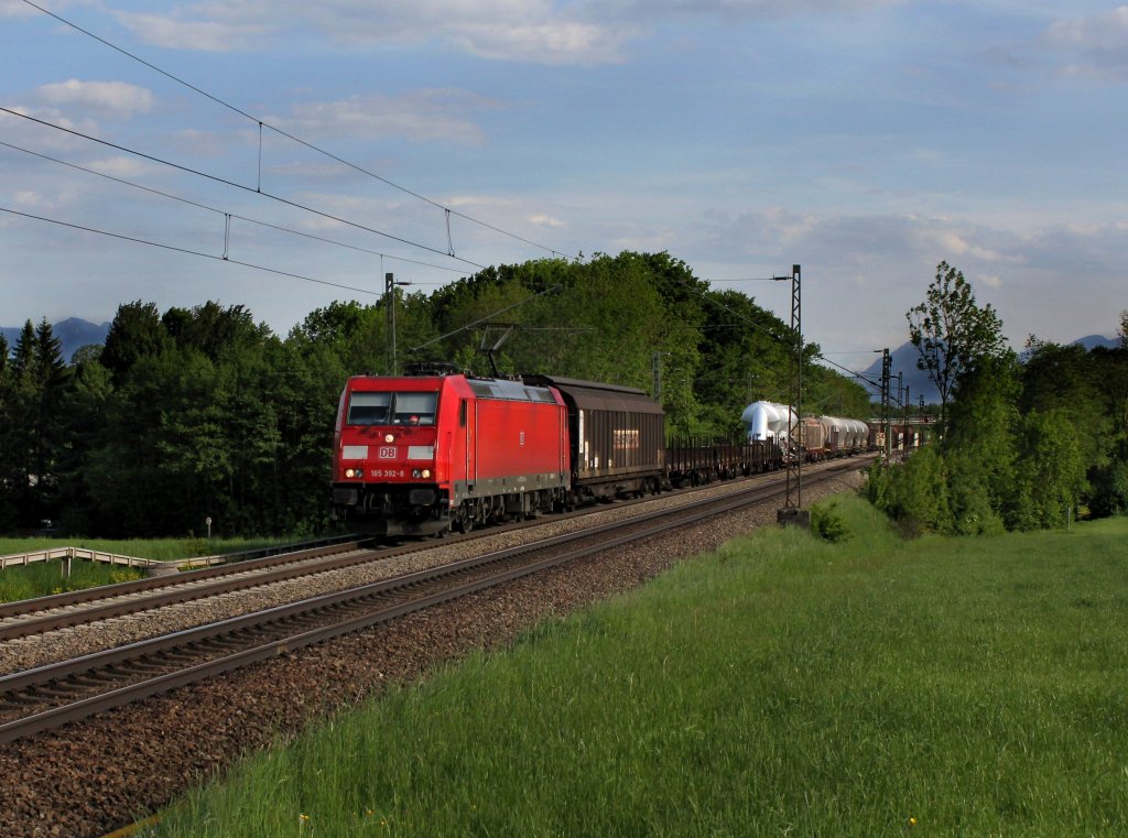 Die 185 392 mit einem Gterzug am 19.05.2012 unterwegs bei Hilperting.