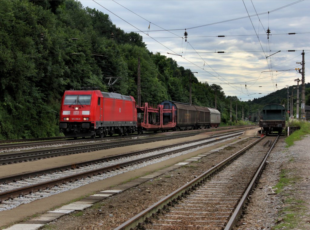 Die 185 396 mit einem Gterzug am 14.07.2012 bei der Durchfahrt in Wernstein.