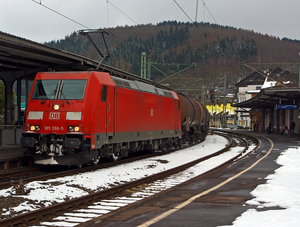 Die 185 398-5 der DB Schenker Rail zieht am 09.02.2013 einen gemischten Gterzug durch den Bahnhof Betzdorf Sieg in Richtung Kln. 
Ab der Betriebsnummer 201 sind die Loks fr DB Schenker Rail eine verbesserten Form der BR 185 und werden als Baureihe 185.2. bezeichnet, die Bombardier Bezeichnung ist TRAXX F140 AC2.