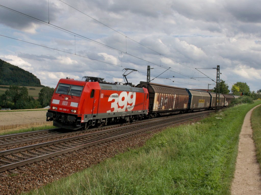Die 185 399 am 13.08.2011 mit einem Audi Zug unterwegs bei Treuchtlingen. 