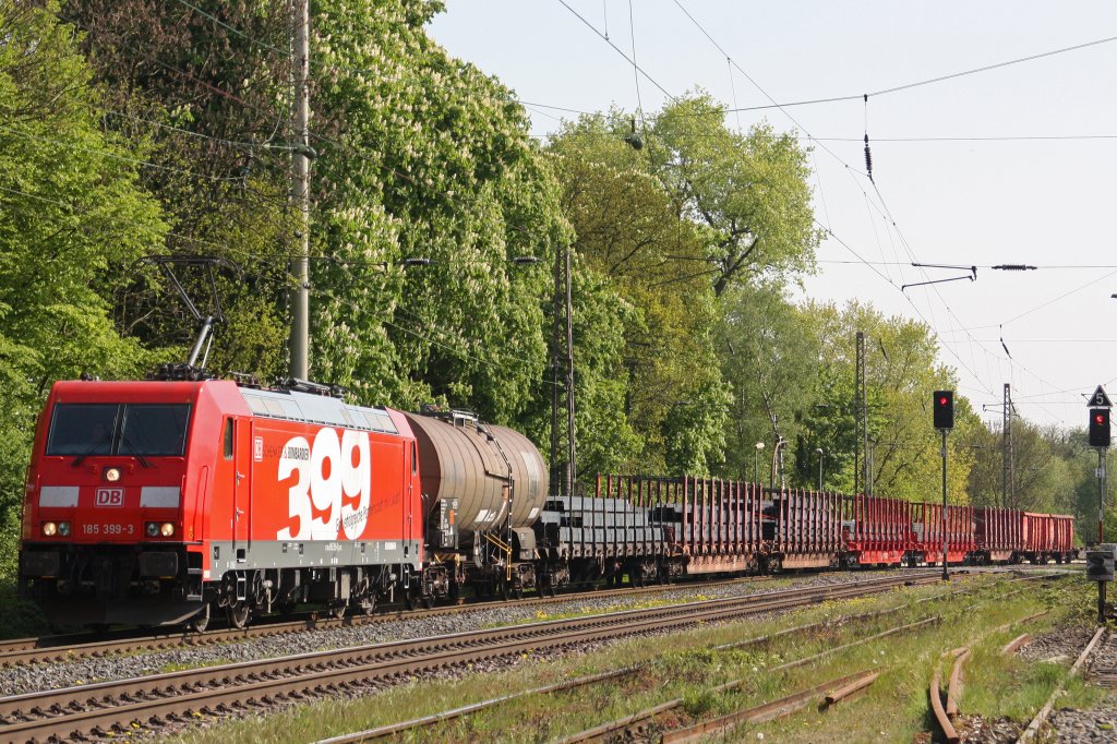 Die 185 399  Schenker und Bombadier eine erfolgreiche Partnerschaft mit Zukunft  am 19.4.11 mit einem gemischten Gterzug bei der Durchfahrt durch Ratingen-Lintorf.