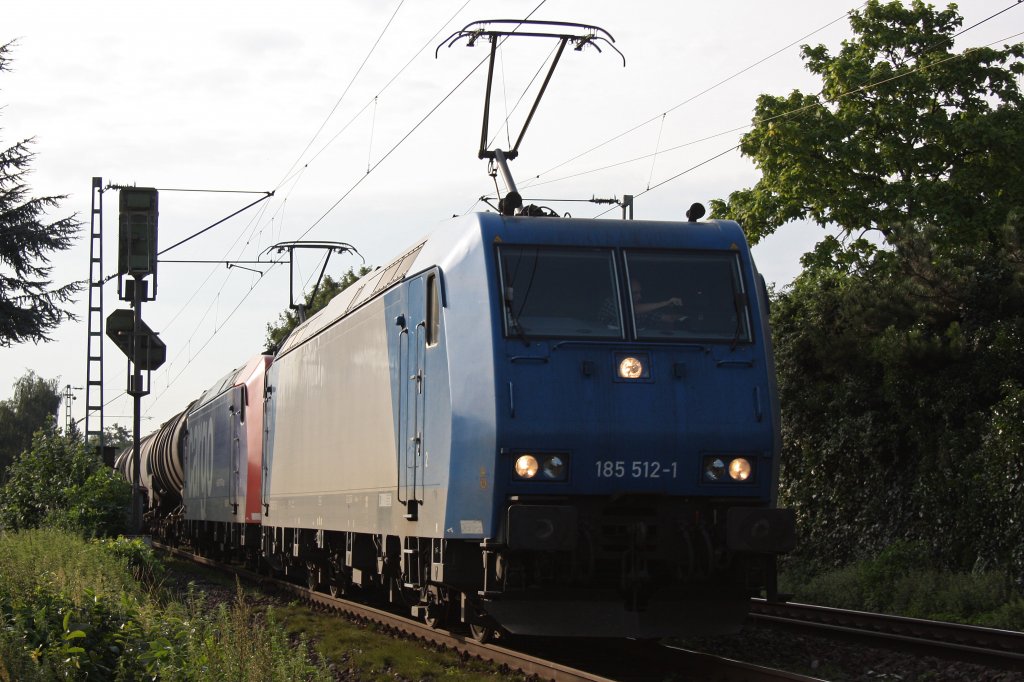 Die 185 512 und die SBB Cargo 482 034 ziehen am 22.8.11 einen Kesselwagenzug durch Bonn-Limperich.
