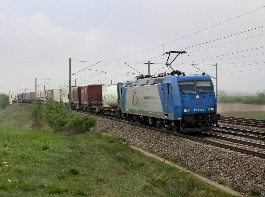 Die 185 513 am 28.04.2011 mit einem KLV-Zug unterwegs bei Hebertshausen. 