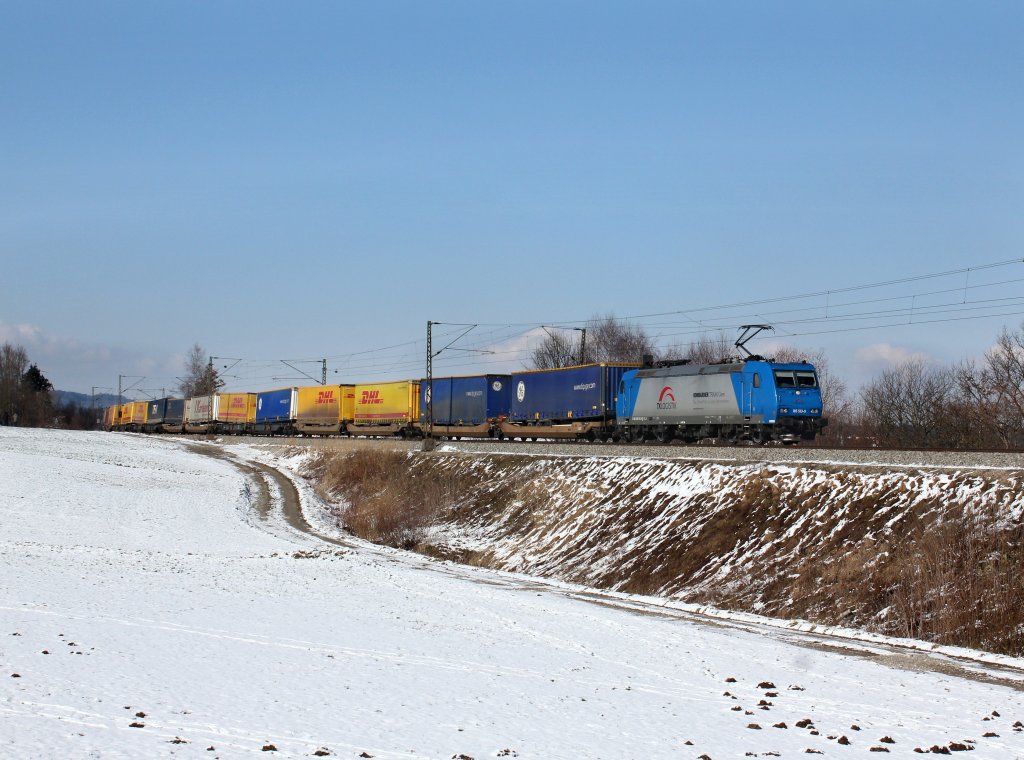 Die 185 513 mit einem KLV-Zug am 10.02.2013 unterwegs bei Ostermnchen.