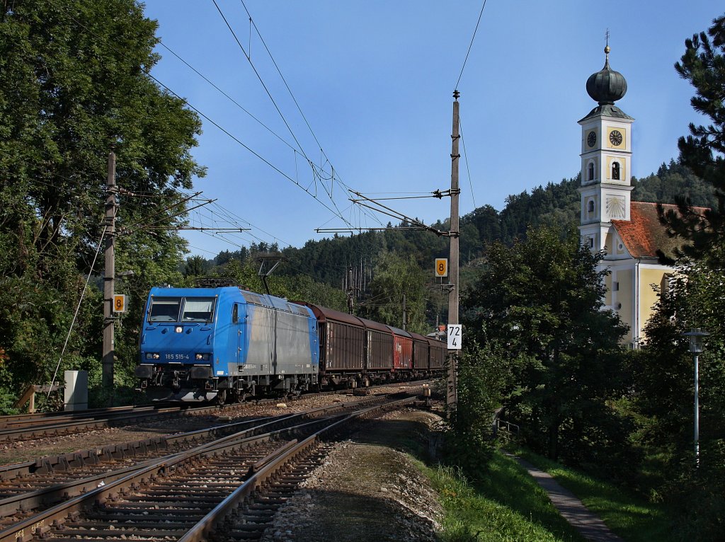 Die 185 515 (Mietlok der DB) am 18.09.2010 mit einem Gterzug bei der Durchfahrt in Wernstein. 