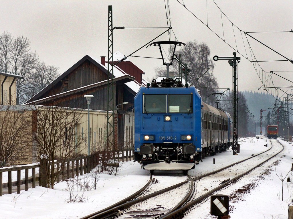 Die 185 516 am 13.02.2010 mit einem BLB Ersatzzug bei der Ausfahrt aus Piding. 