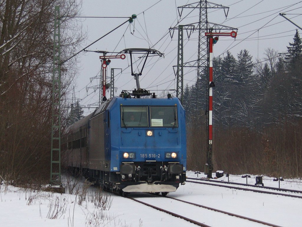 Die 185 516 am 13.02.2010 als BLB Ersatzzug bei der Einfahrt in Piding. 