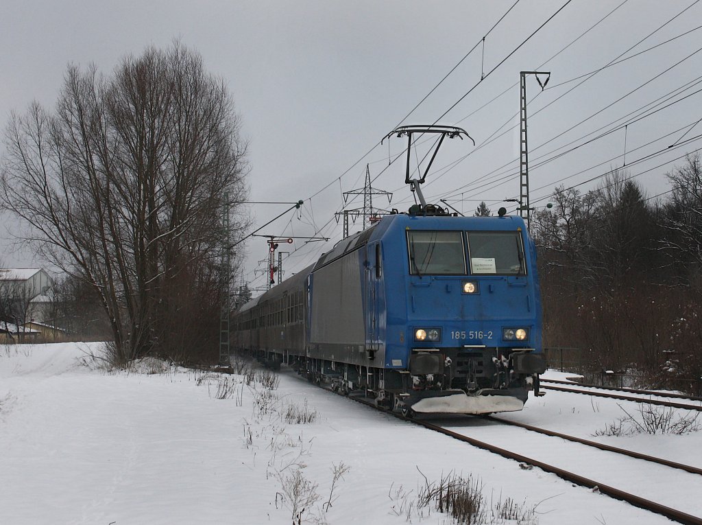 Die 185 516 mit einem BLB Ersatzzug am 13.02.2010 bei der Einfahrt in Piding. 