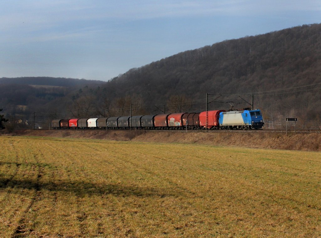 Die 185 516 mit einem Stahlzug  am 17.03.2012 unterwegs bei Wernfeld.
