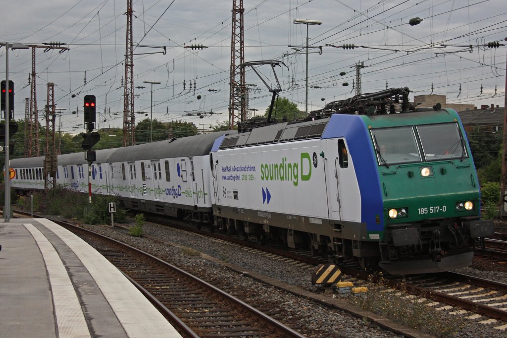 Die 185 517 der Rail4Chem am 31.8.10 mit Sounding D Sonderzug bei der Ausfahrt aus Essen Hbf 