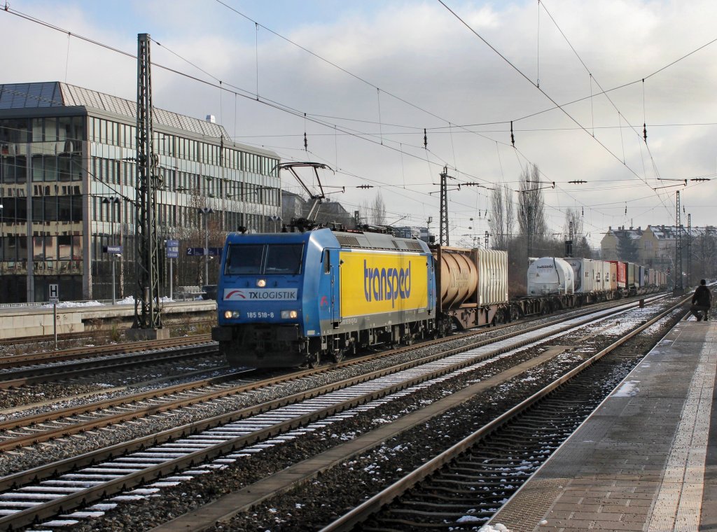 Die 185 518 mit einem KLV-Zug am 01.12.2012 bei der Durchfahrt am Heimeranplatz (M�nchen).