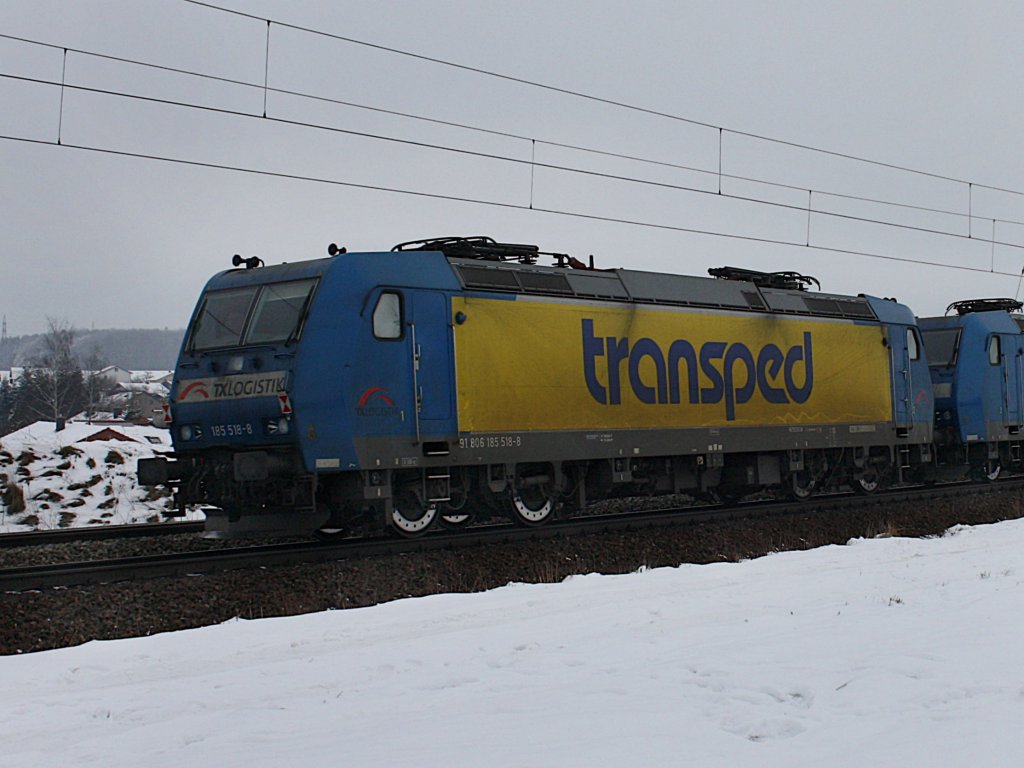 Die 185 518 von TXLogistik am 16.01.2010 am ende eines Lokzug der bei Ostermnchen unterwegs ist. 