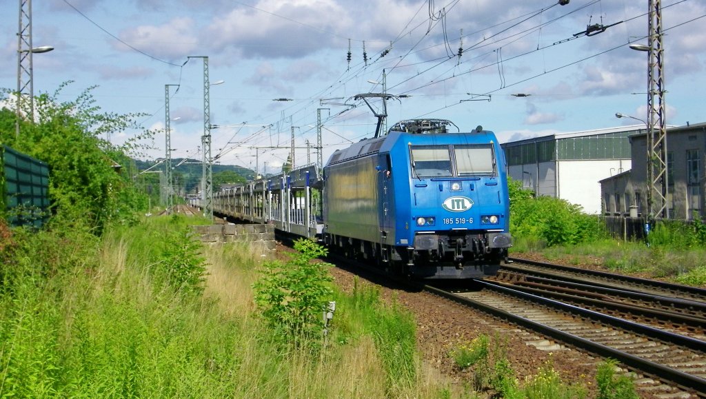 die 185 519-6 der ITL mit einem leeren Autozug hier kurz vor dem Bahnbergang Cossebaude (Sachsen) in Richtung Dresden, 14.7.12 