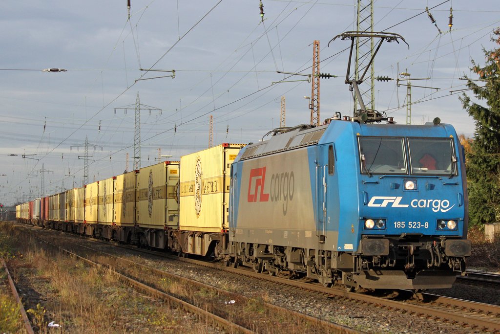 Die 185 523-8 von CFL cargo mit dem Warsteinerzug in Ratingen Lintorf , am 13,11,09