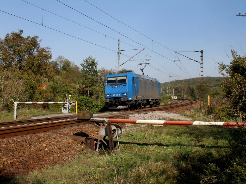 Die 185 523 am 17.10.2011 unterwegs bei Saaleck. 