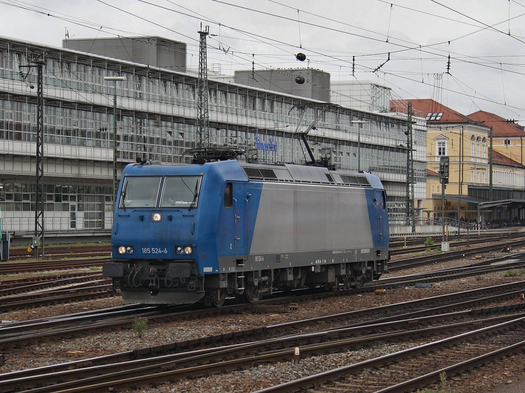 Die 185 524 am 04.09.2009 bei der Durchfahrt in Regensburg Hbf. 