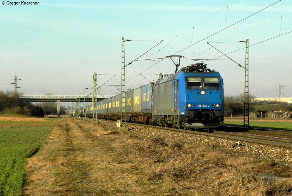 Die 185 525-3 mit ihrer blauen Wand, einem Bulkhaul-Ganzzug Richtung Sden. Aufgenommen am 22.02.2012 bei Graben-Neudorf.