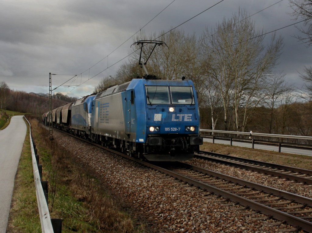 Die 185 528 und die 1216 921 am 14.01.2012 mit einem Getreidezug unterwegs bei Hausbach.