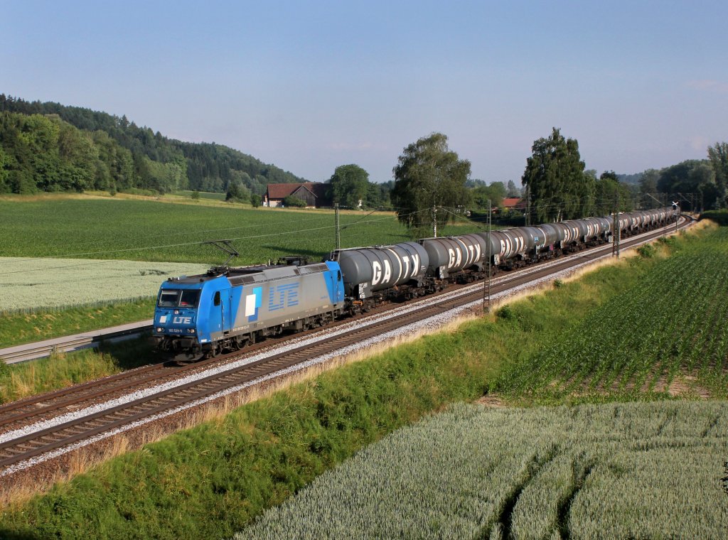 Die 185 529 mit einem Kesselzug am 23.06.2013 unterwegs bei Eind.