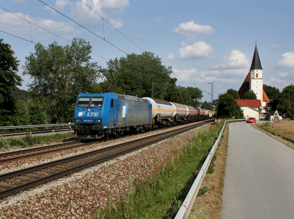 Die 185 529 mit einem Gaskesselzug am 13.07.2013 unterwegs bei Hausbach.