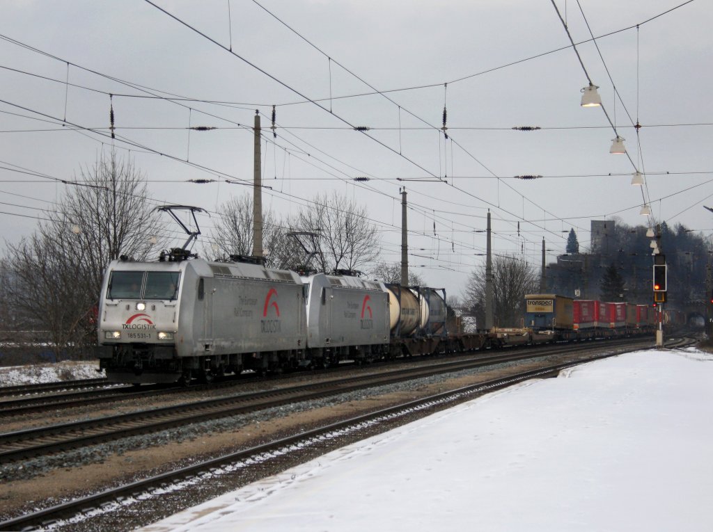 Die 185 531 und die 185 538 mit einem KLV-Zug am 19.12.2009 bei der Durchfahrt in Brixlegg.