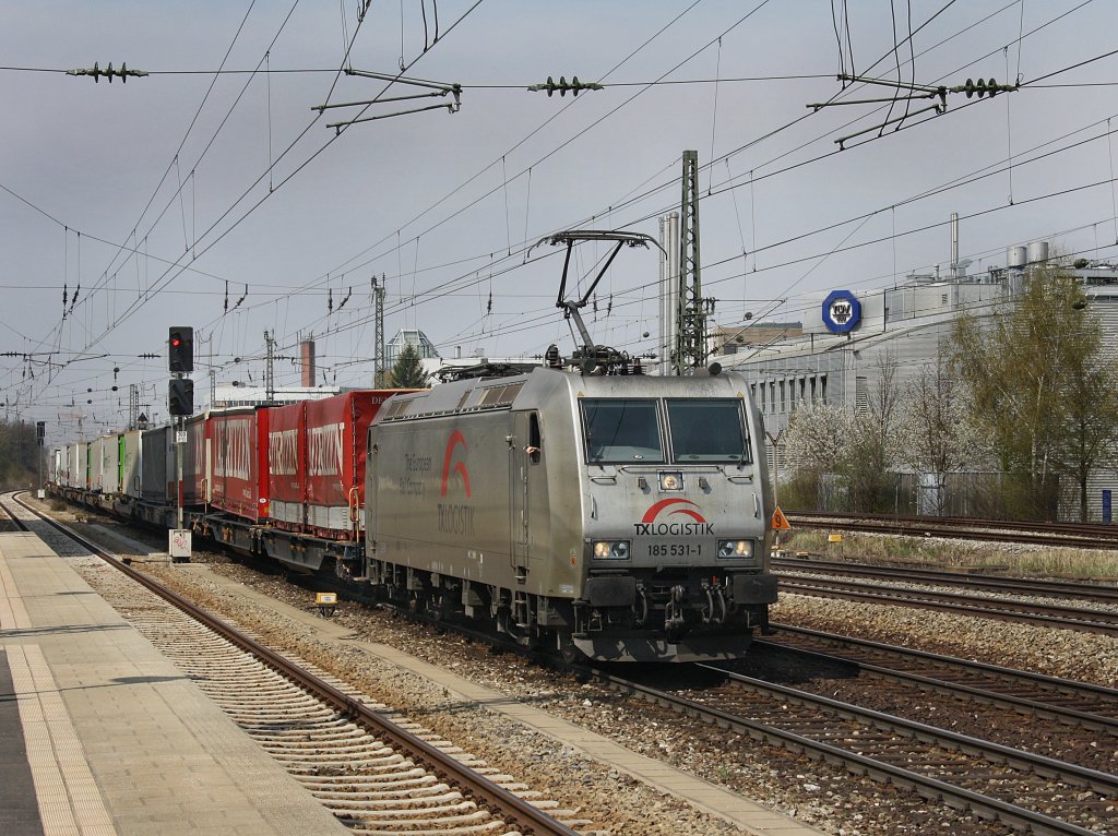 Die 185 531 von TXL am 18.04.2010 mit einem KLV-Zug bei der Durchfahrt am Heimeranplatz (Mnchen).