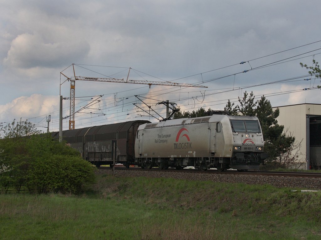Die 185 531 von TXLogistik am 27.04.2010 mit einem Autozug unterwegs bei Eystrup. 