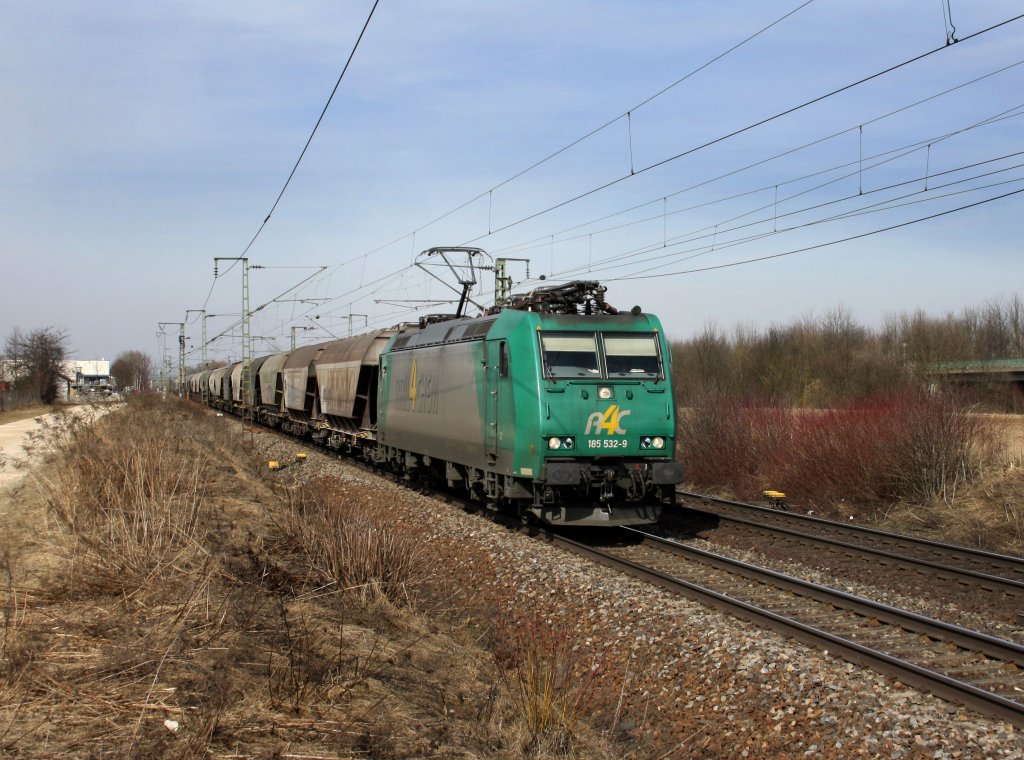 Die 185 532 mit einem Getreidezug am 12.03.2011 unterwegs bei Obertraubling.