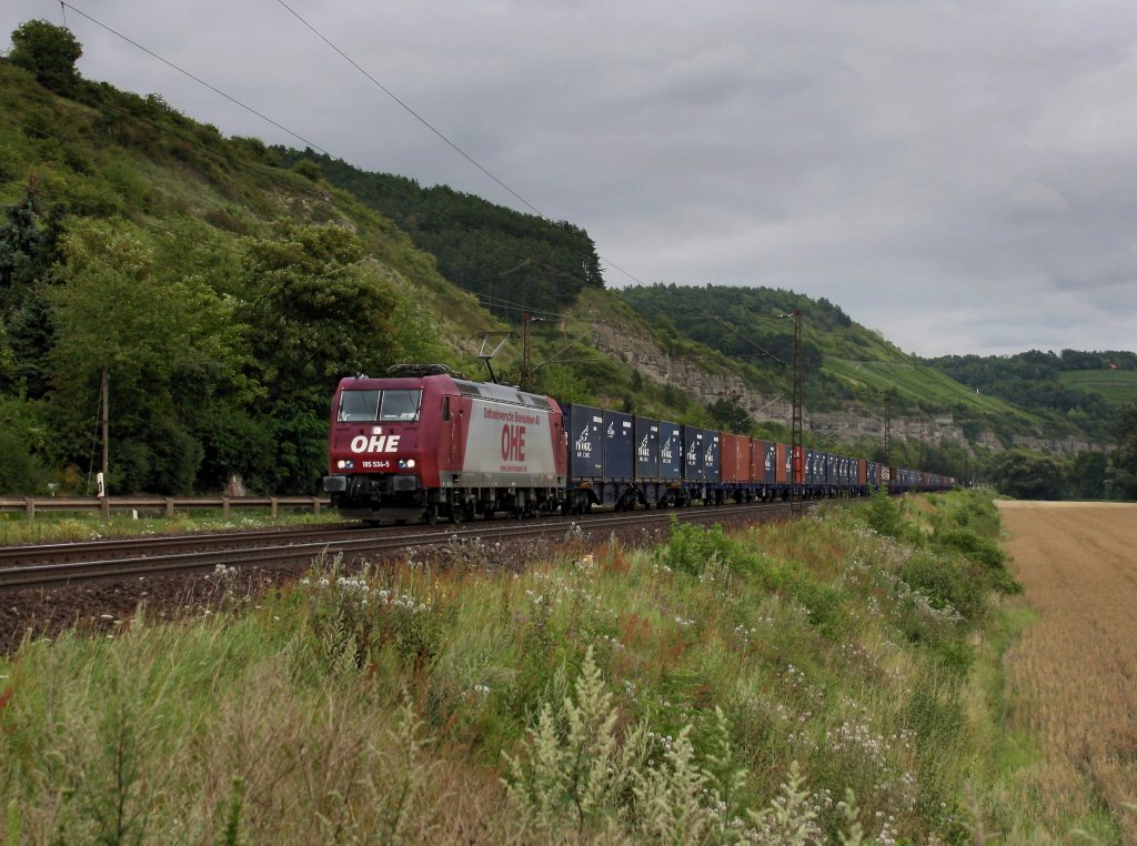 Die 185 534 am 30.07.2011 mit einem Containerzug unterwegs bei Karlstadt. 