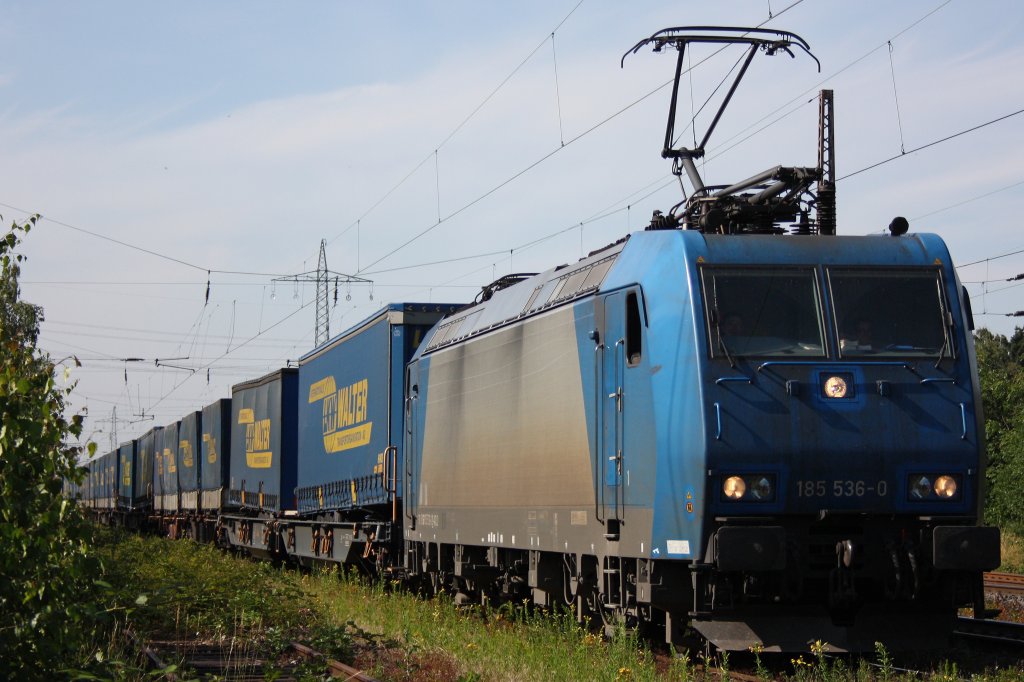 Die 185 536-0 (i.E.fr ???) rollt am 5.7.11 mit einem LKW Walter Zug durch das Ausweichgleis in Ratingen-Lintorf.