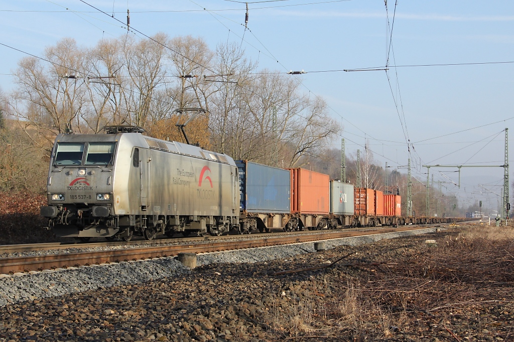 Die 185 537-8 der TXLogistik mit Containerzug in Fahrtrichtung S�den. Aufgenommen am 09.03.2012 nahe des B� Eltmannshausen/Oberhone.