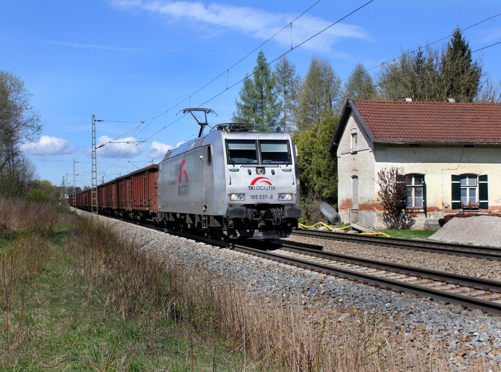 Die 185 537 mit einem Stahlzug am 19.04.2012 unterwegs bei Gro�karolinenfeld.