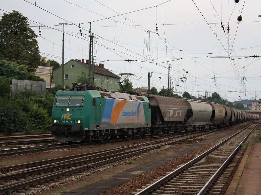Die 185 542 am 13.08.2010 mit einem Getreidezug bei der Durchfahrt durch den Passauer Hbf. 