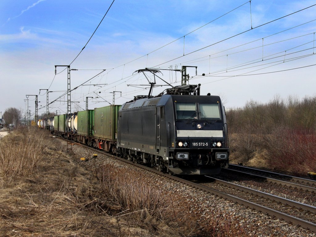 Die 185 572 am 12.03.2011 mit einem Containerzug unterwegs bei Obertraubling. 