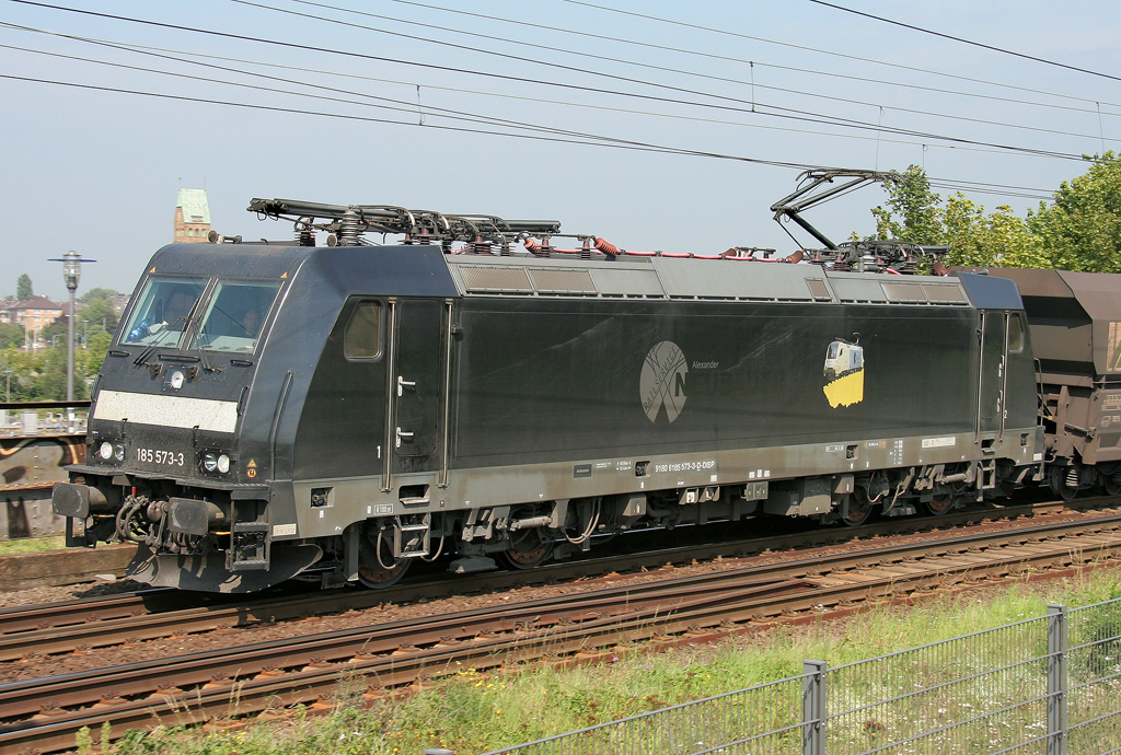 Die 185 573-3 der Neubauer fhrt fr NIAG durch Duisburg Hochfeld Sd am 18.08.2011
