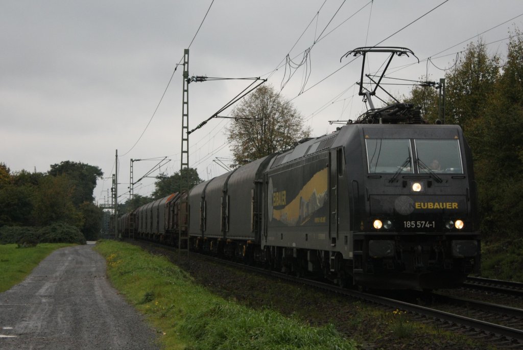 Die 185 574-1 von Neubauer fuhr am 16.10.2010 durch Leverkusen Alkenrath.