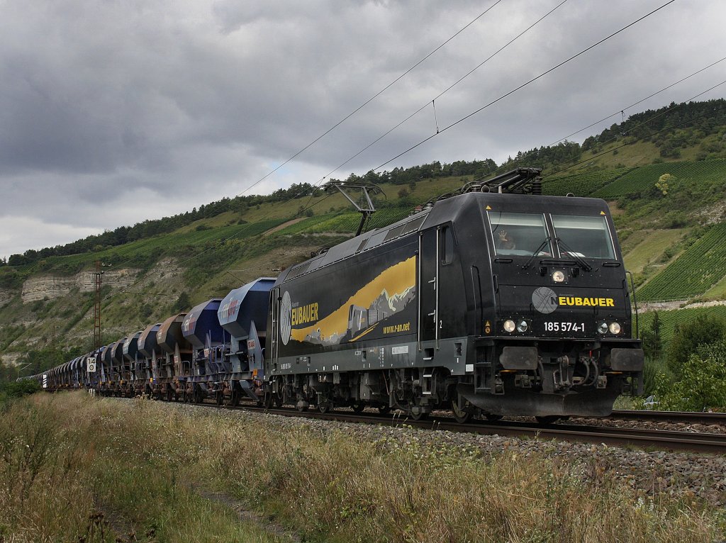 Die 185 574 von Alexander Neubauer am 29.08.2009 mit einem Gterzug unterwegs bei Thngersheim. (Noch ein Gru an den Netten Lokfhrer)